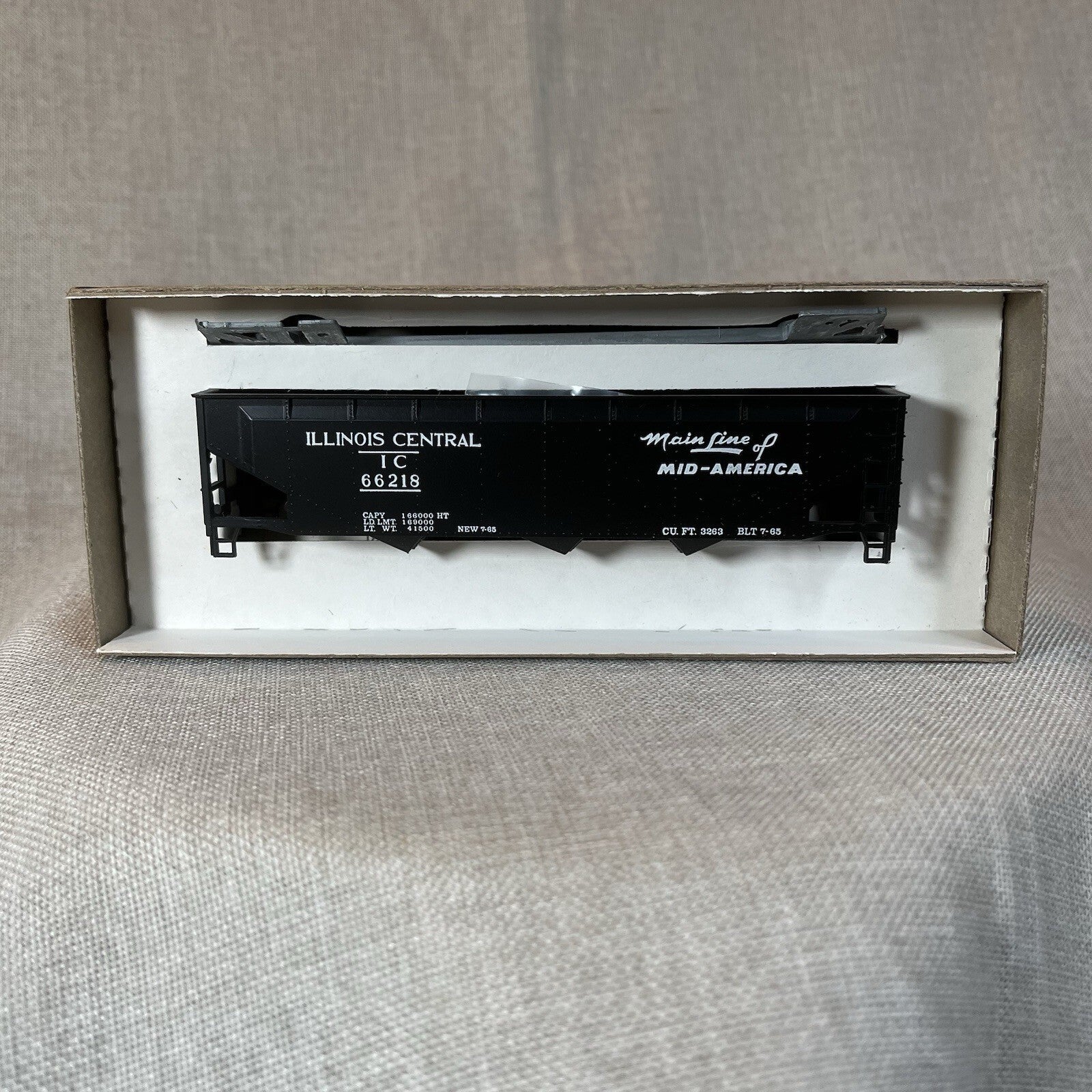 Roundhouse 1612 HO 3 Bay Offset Hopper Illinois Central IC #66218 Built Kit