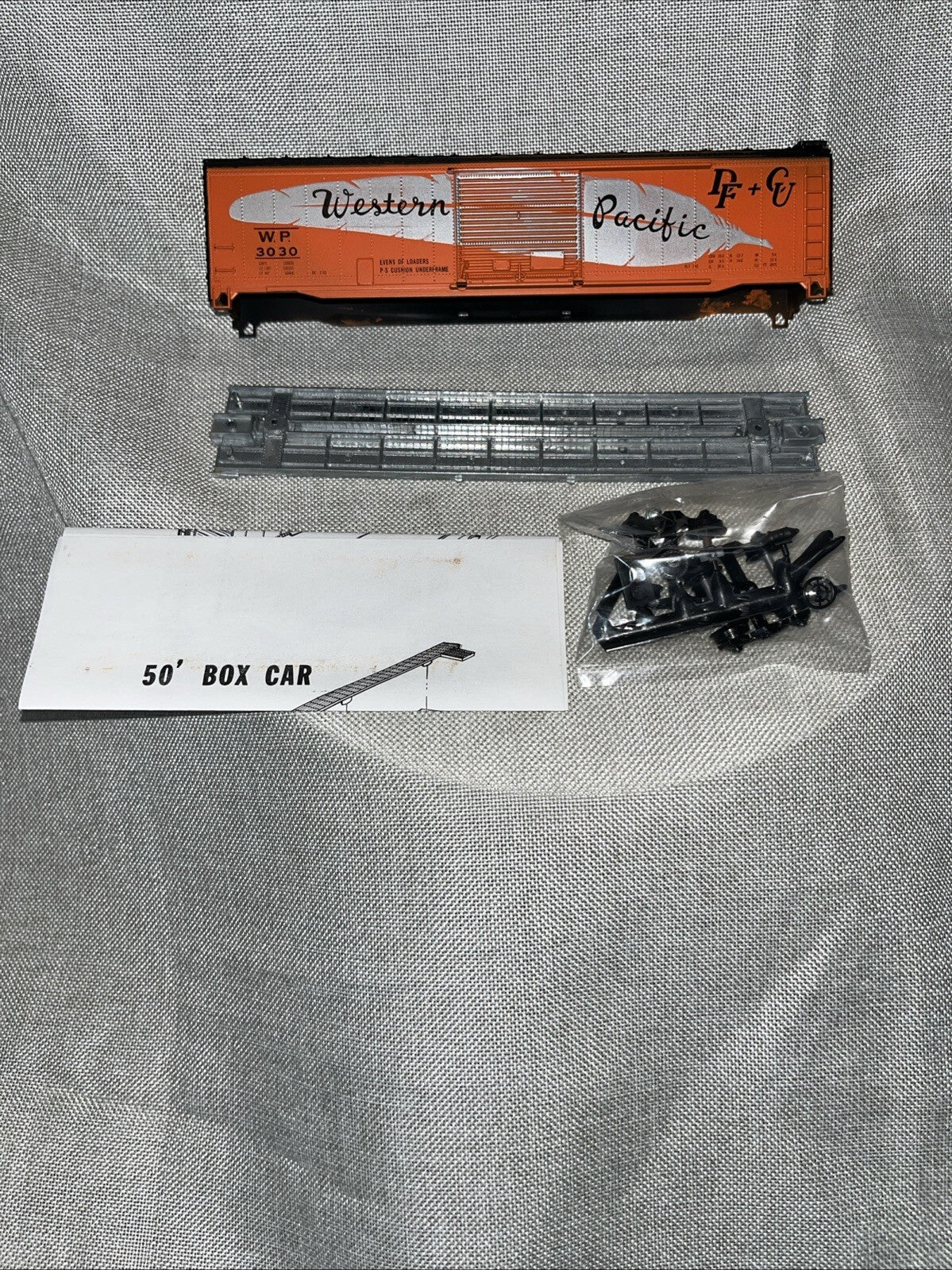 ROUNDHOUSE #1220 50' BOXCAR - WESTERN PACIFIC  (FEATHER) #3030 HO