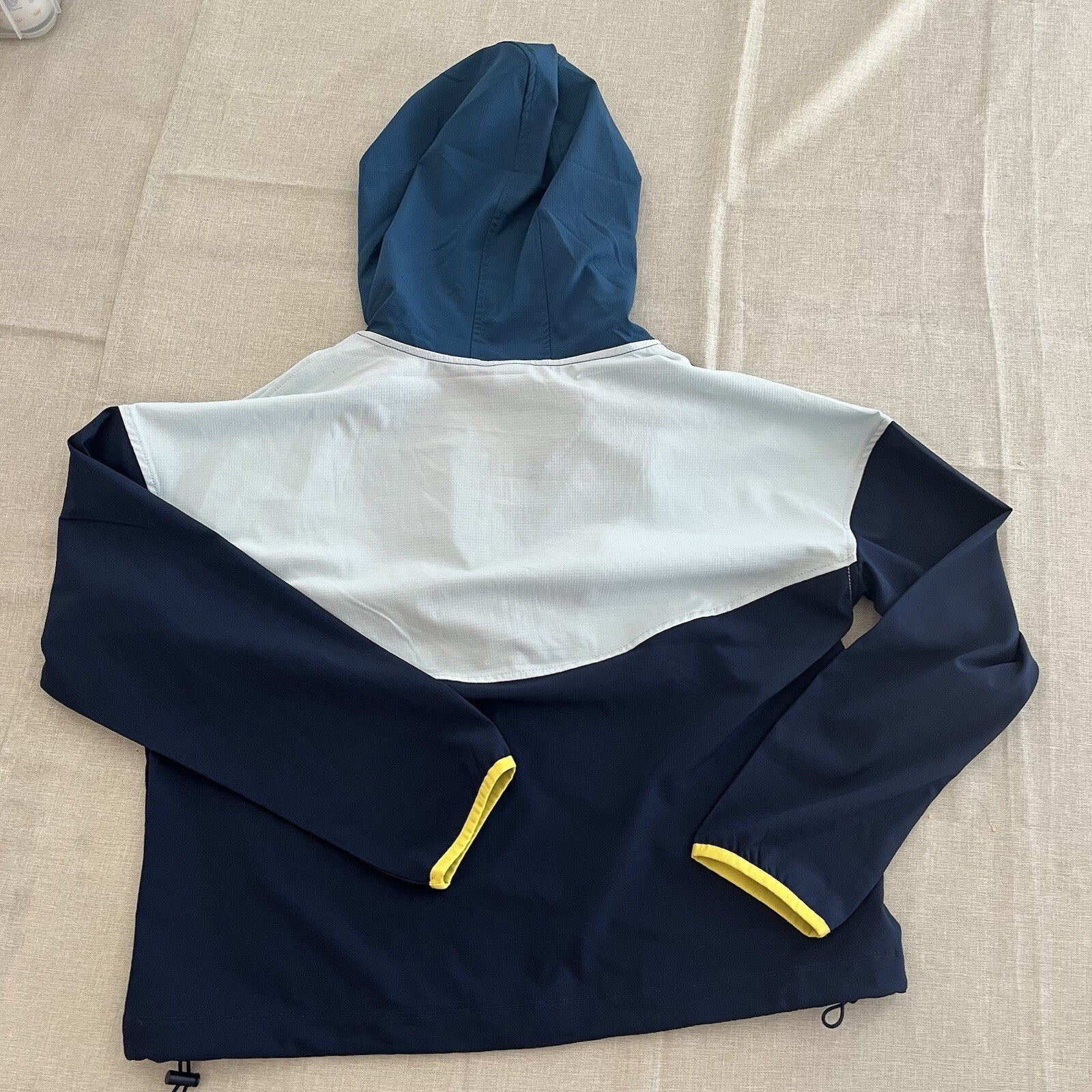 Te Verde Light Weight  Wind Breaker Pull Over  Women’s Size Medium