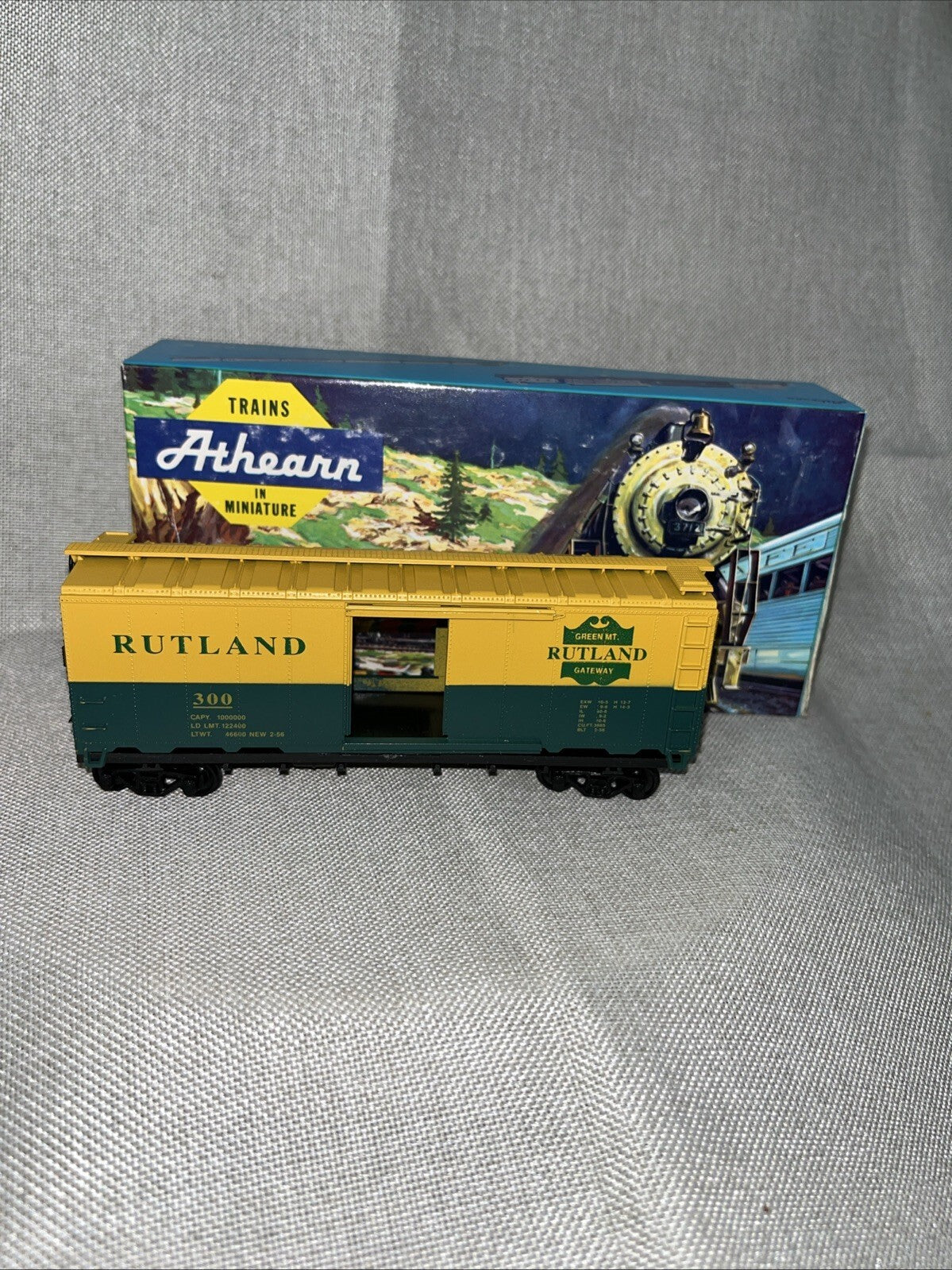 Athearn HO #10119 Rutland Box Car #300, yellow/green Missing One Door