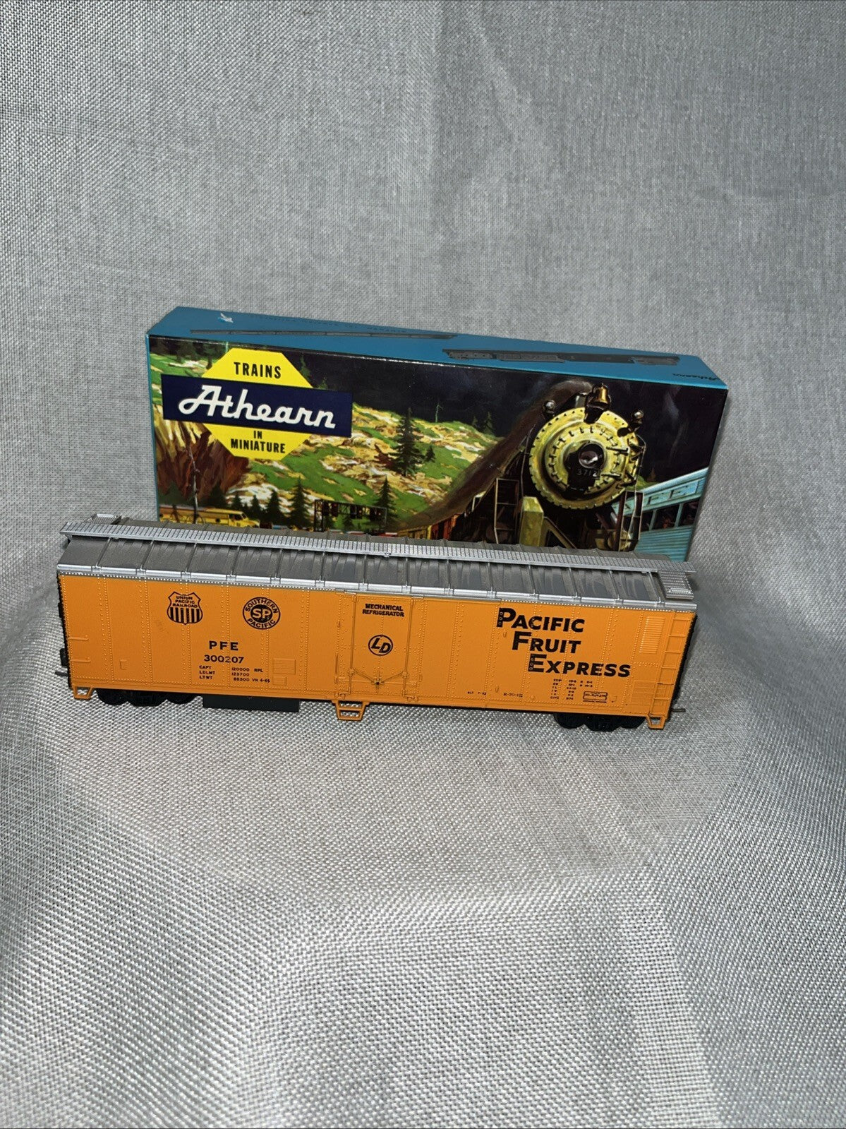 Athearn - Ho - Pacific Fruit Express Reefer #300207 Mechanical Reefer