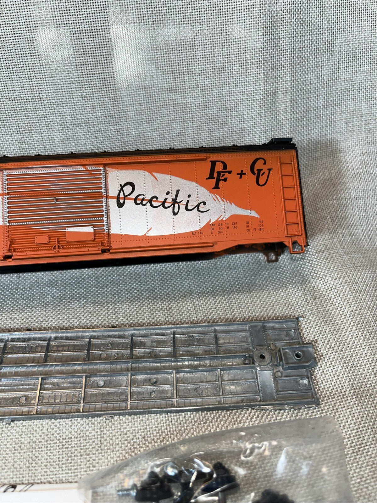 ROUNDHOUSE #1220 50' BOXCAR - WESTERN PACIFIC  (FEATHER) #3030 HO