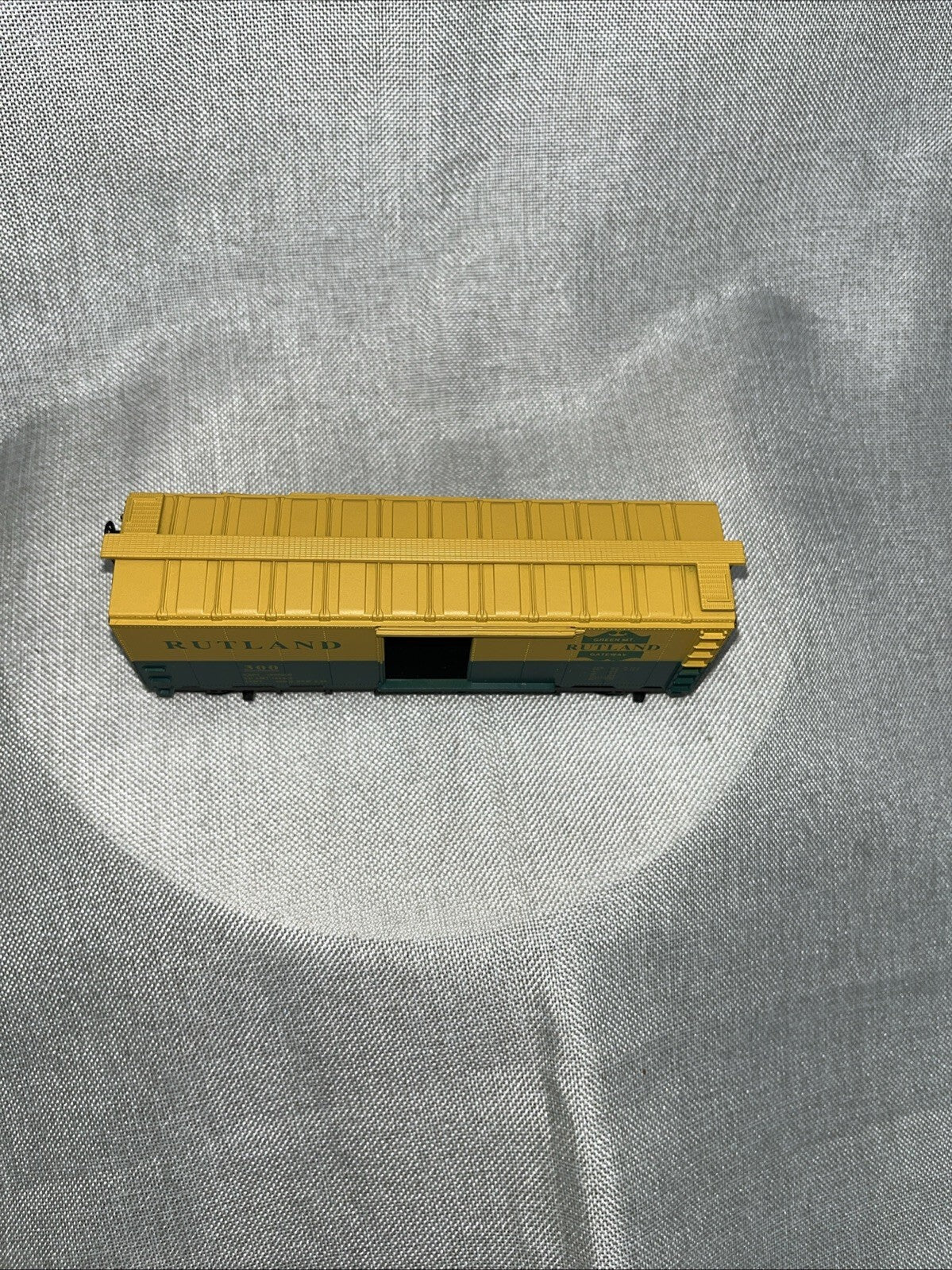 Athearn HO #10119 Rutland Box Car #300, yellow/green Missing One Door