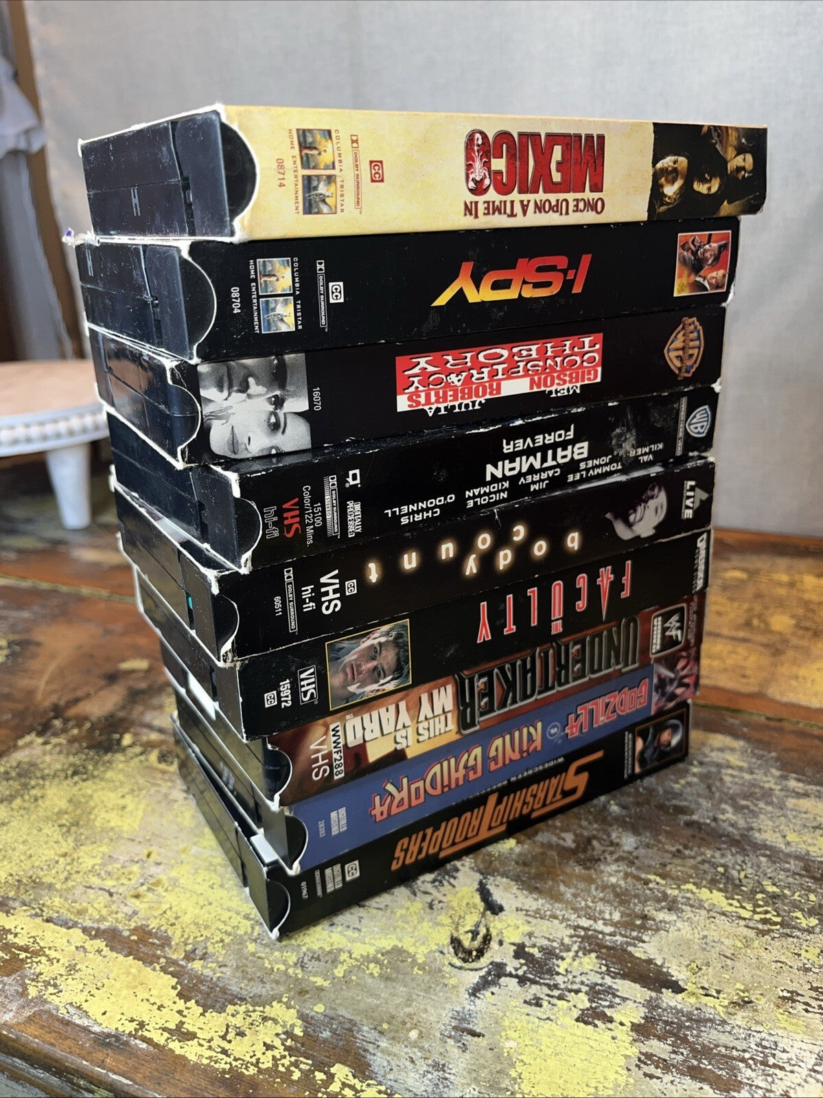 VHS movies Lot . including Batman forever I spy, body count, Star Ship Trooper