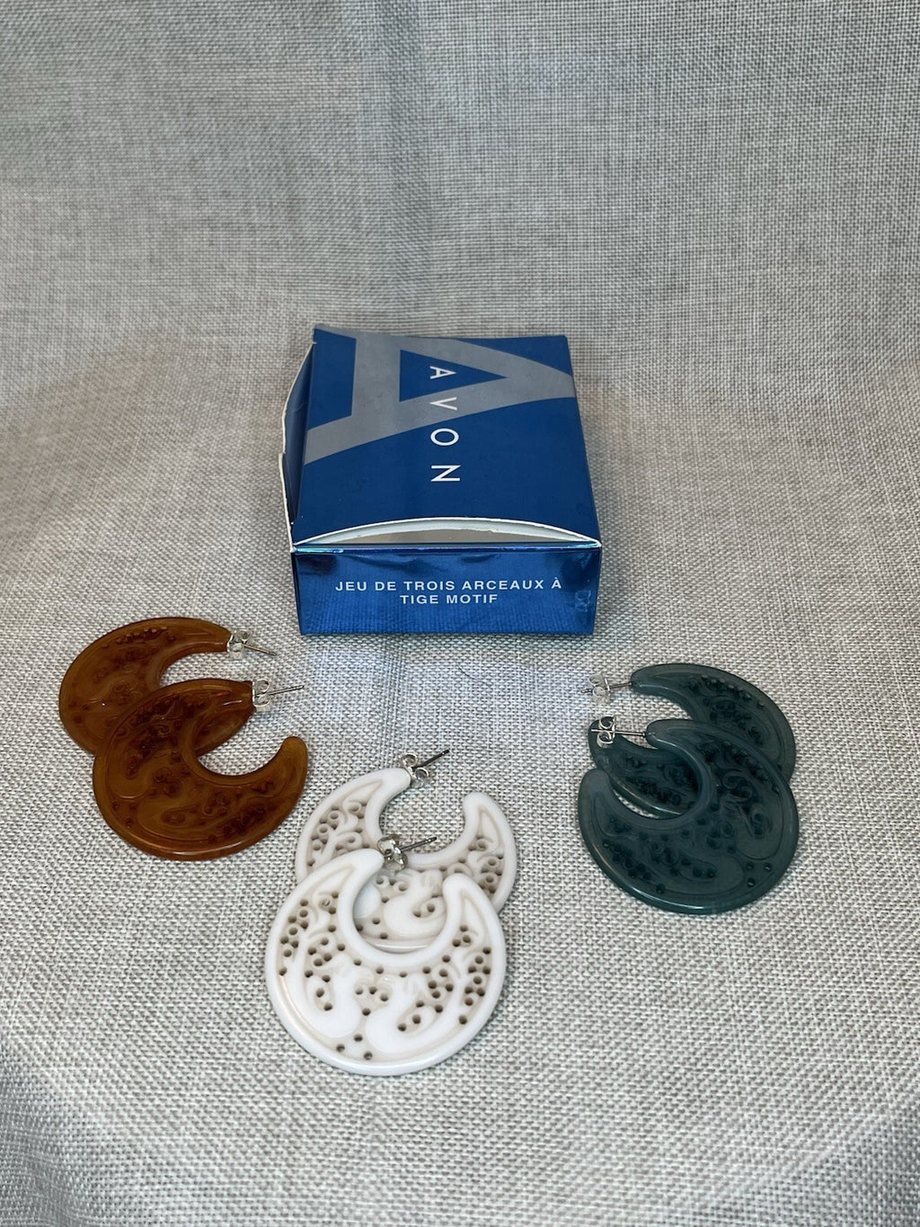vintage avon collection of jewelry. 9 Pairs Of Earrings And One Brooch.