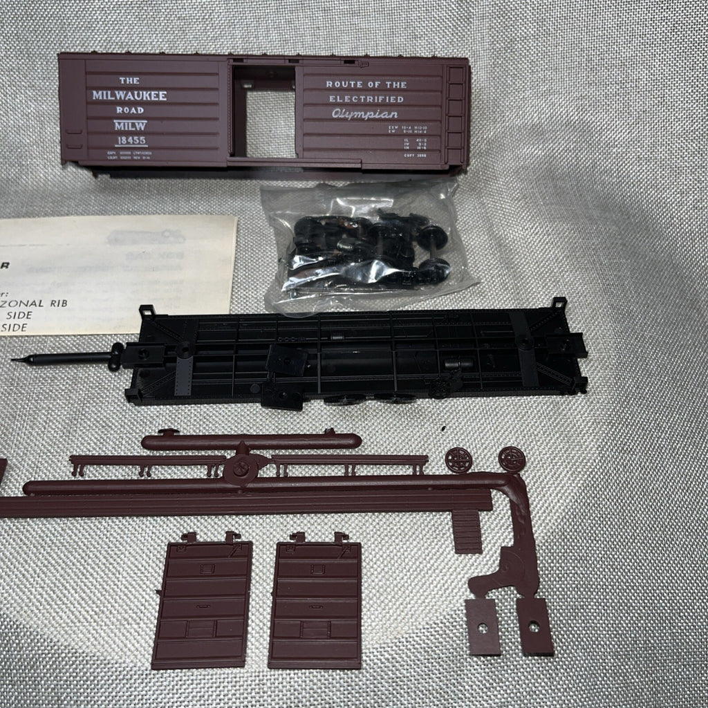 Ho Scale Train Roundhouse 1021 Milwaukee Olympian 40’ Box Car  #18455