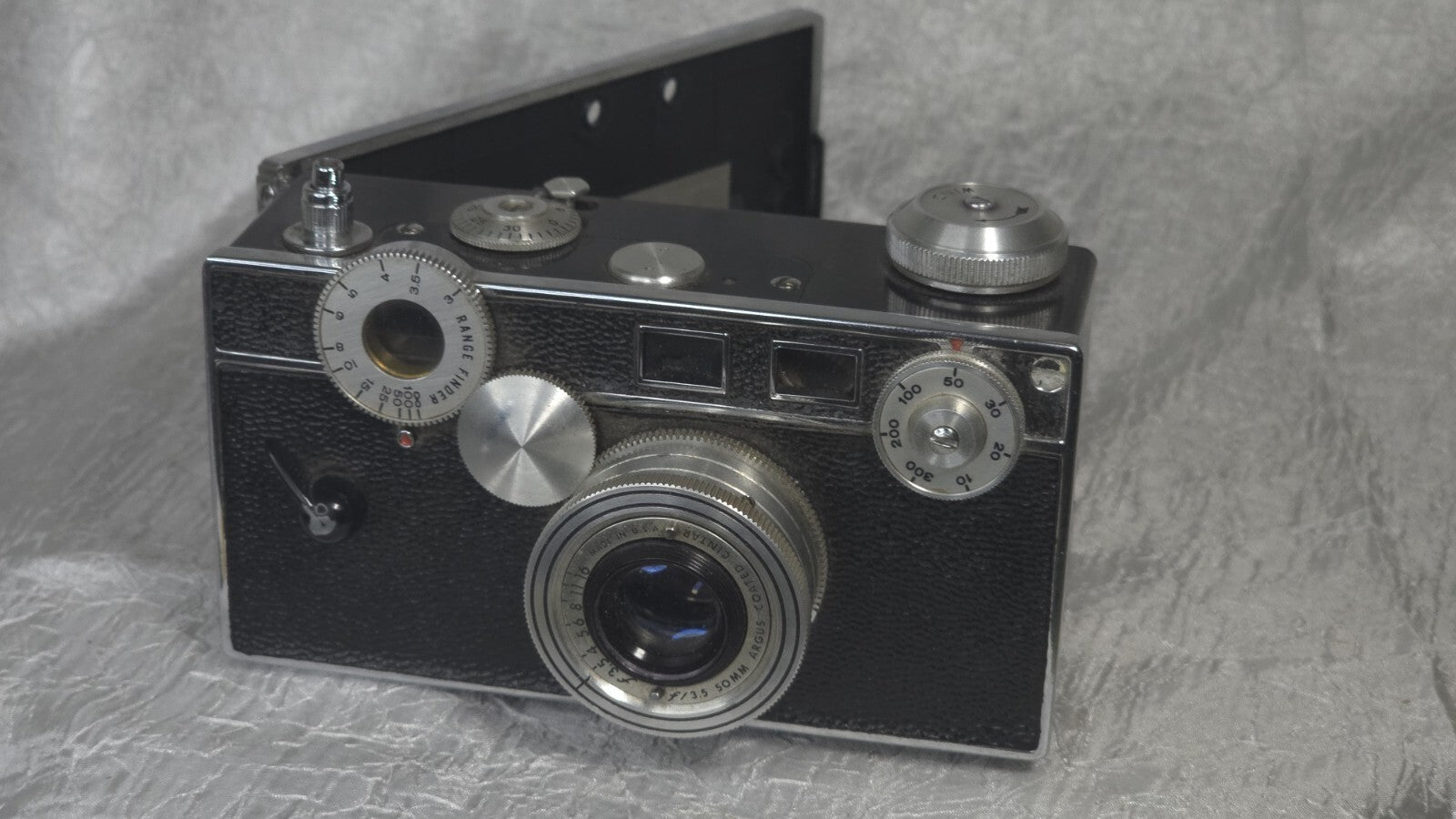 Vintage Aurgus 35mm Camera With Original Leather Case