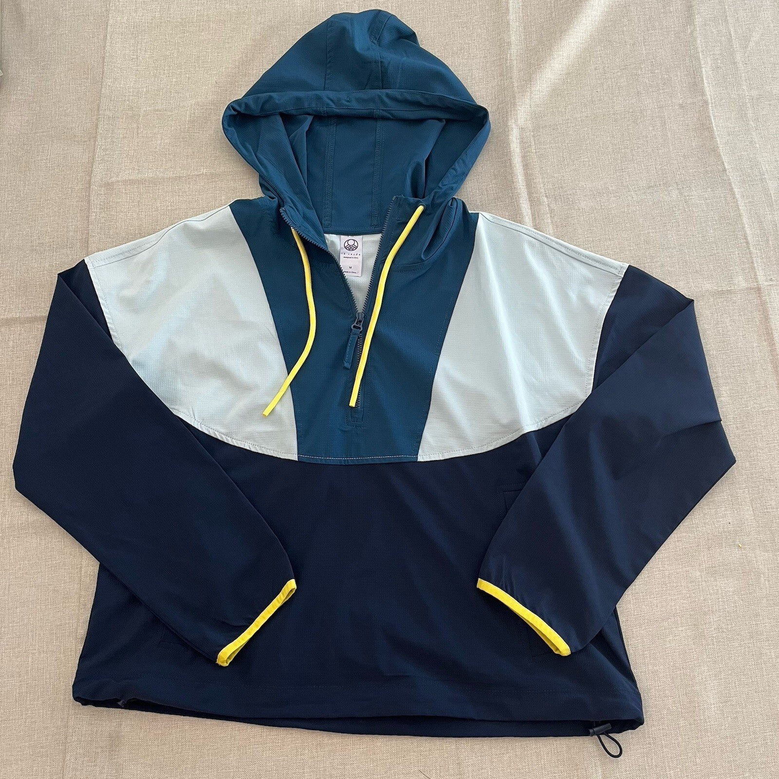 Te Verde Light Weight  Wind Breaker Pull Over  Women’s Size Medium