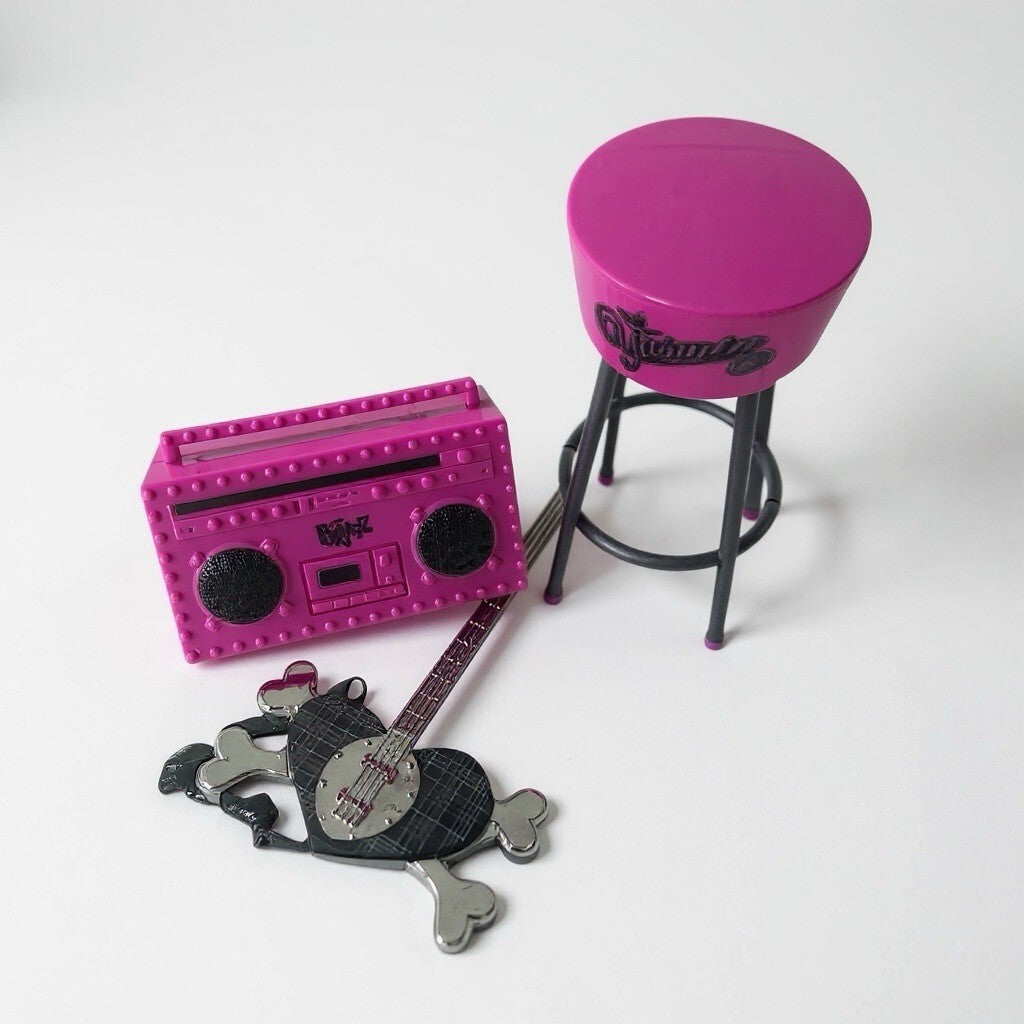 BRATZ Dance Crew Lot. Heart shaped guitar, music box AND Yasmin high top chair