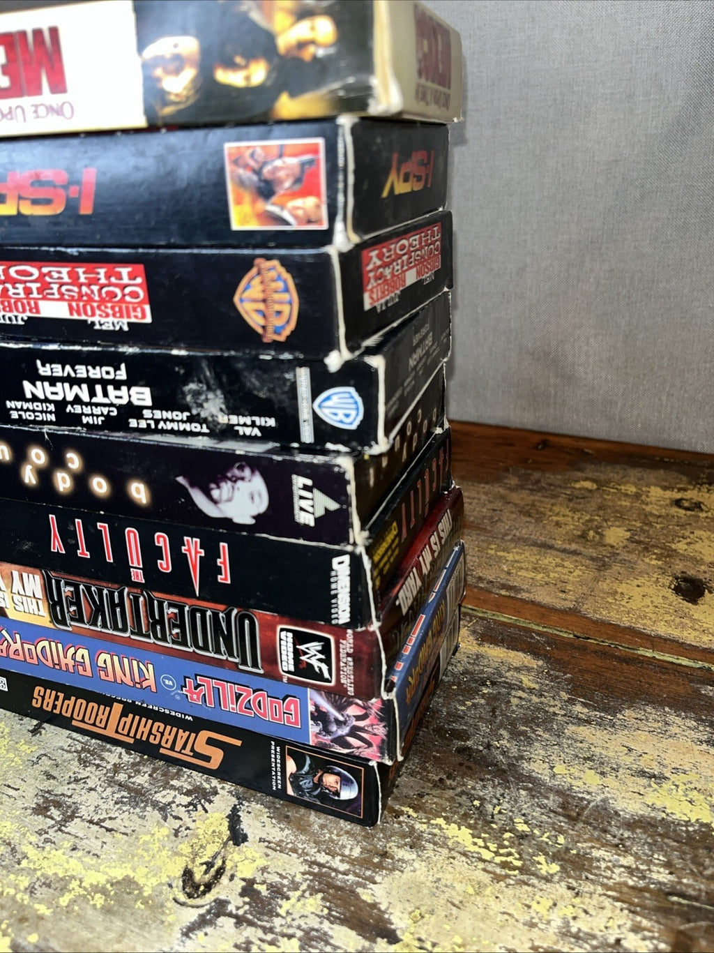 VHS movies Lot . including Batman forever I spy, body count, Star Ship Trooper