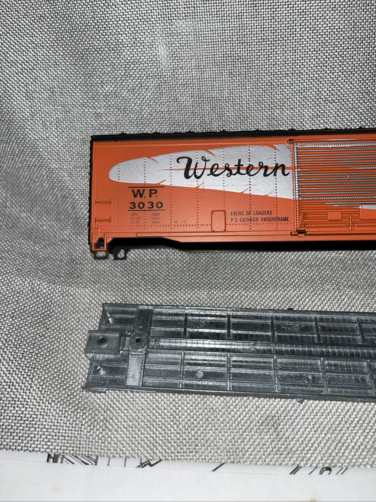 ROUNDHOUSE #1220 50' BOXCAR - WESTERN PACIFIC  (FEATHER) #3030 HO