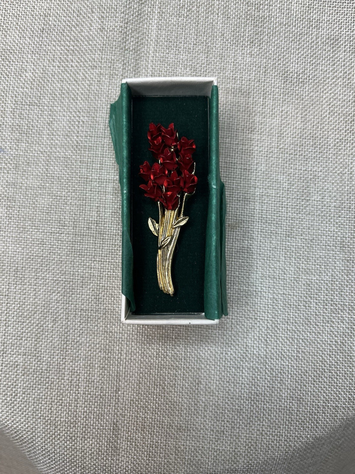 Vintage jewelry beautiful Avon especially for you Roses Brooch. * box Has Stain