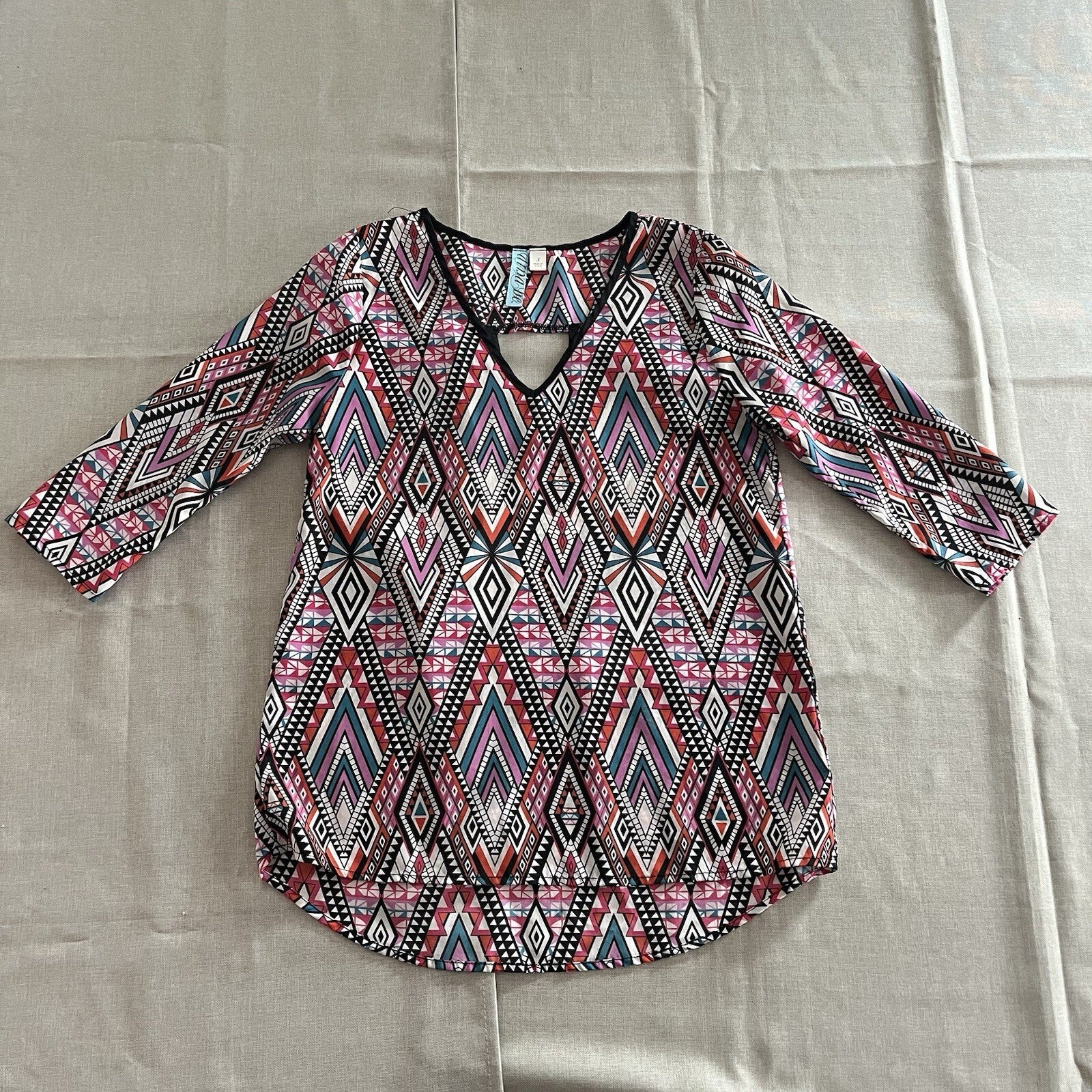 Dina Be Shirt Womens Small geometrical Aztec design
