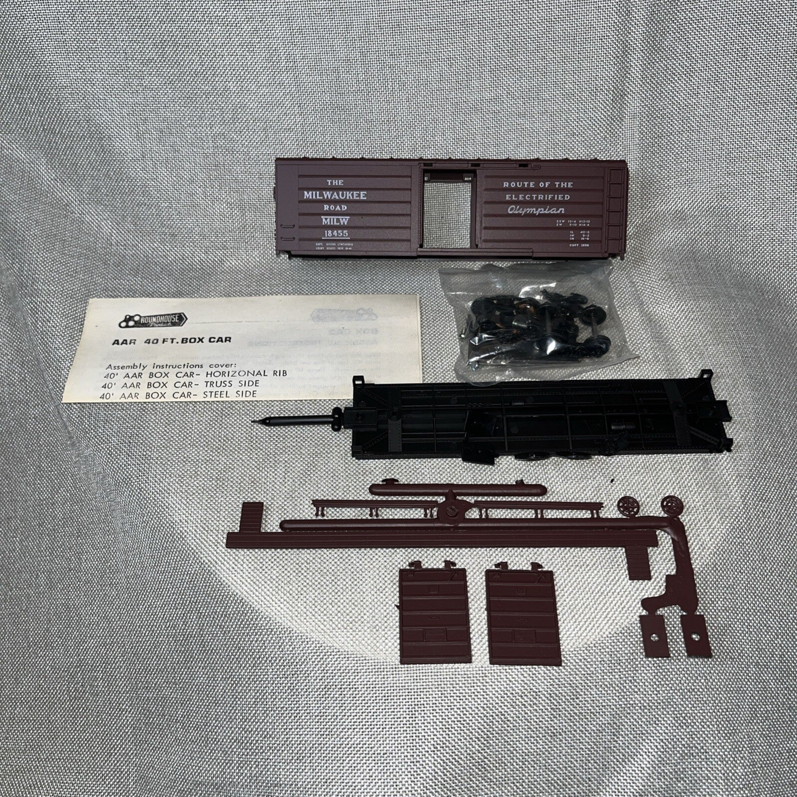 Ho Scale Train Roundhouse 1021 Milwaukee Olympian 40’ Box Car  #18455
