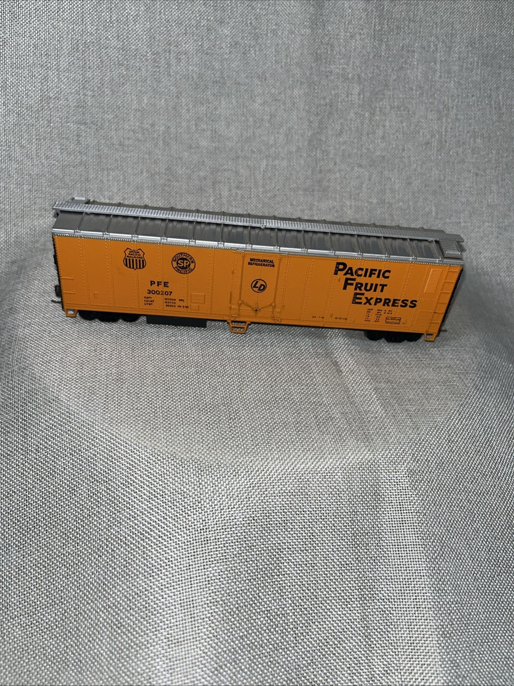 Athearn - Ho - Pacific Fruit Express Reefer #300207 Mechanical Reefer
