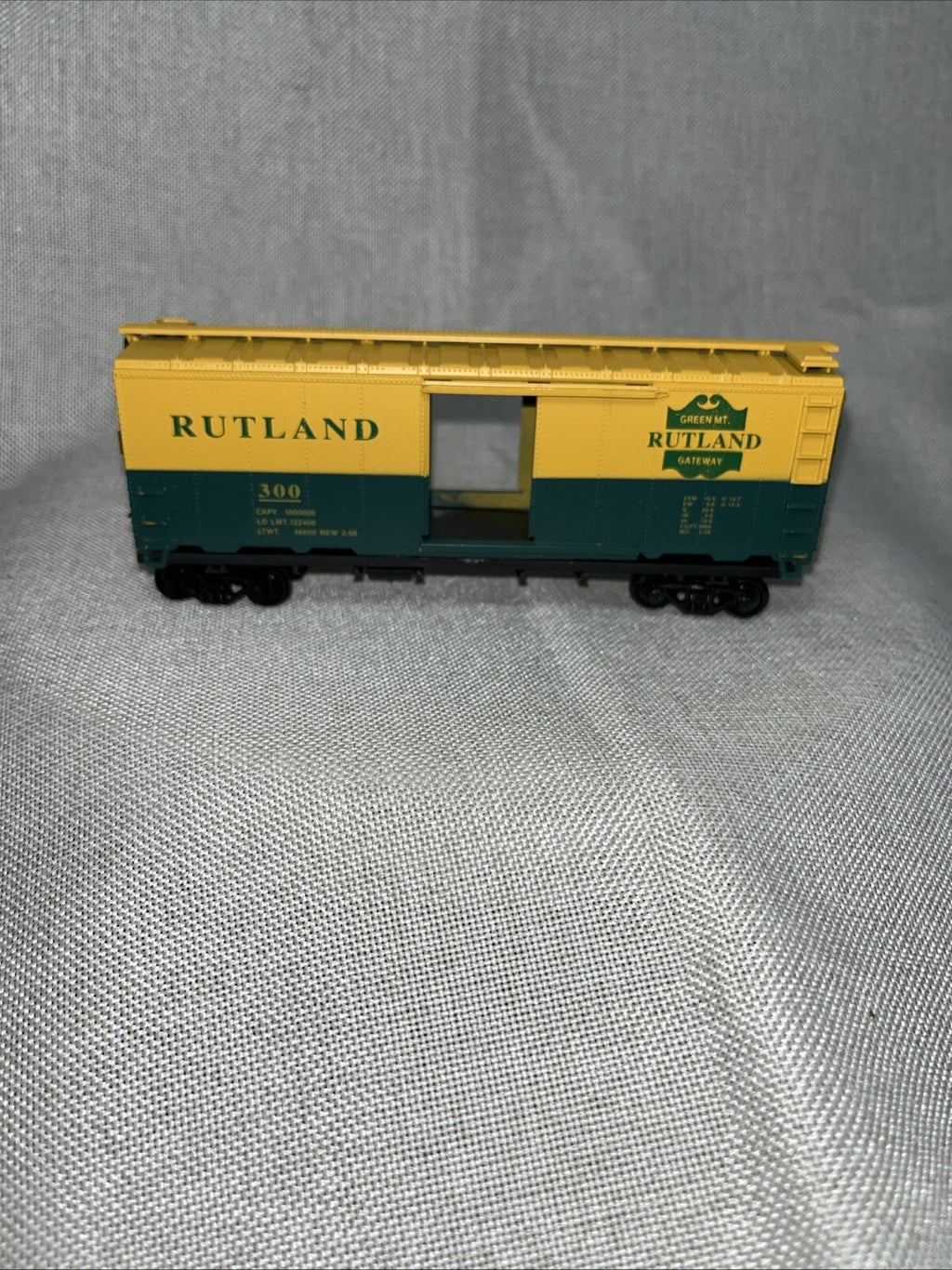 Athearn HO #10119 Rutland Box Car #300, yellow/green Missing One Door