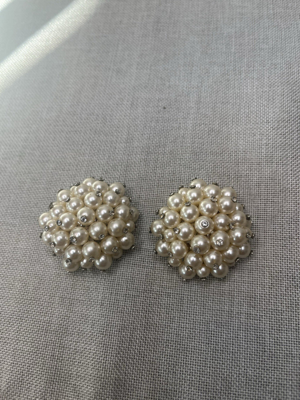 COSTUME jewelry clip on earrings. Green &yellow Stone, Pearl, filigree