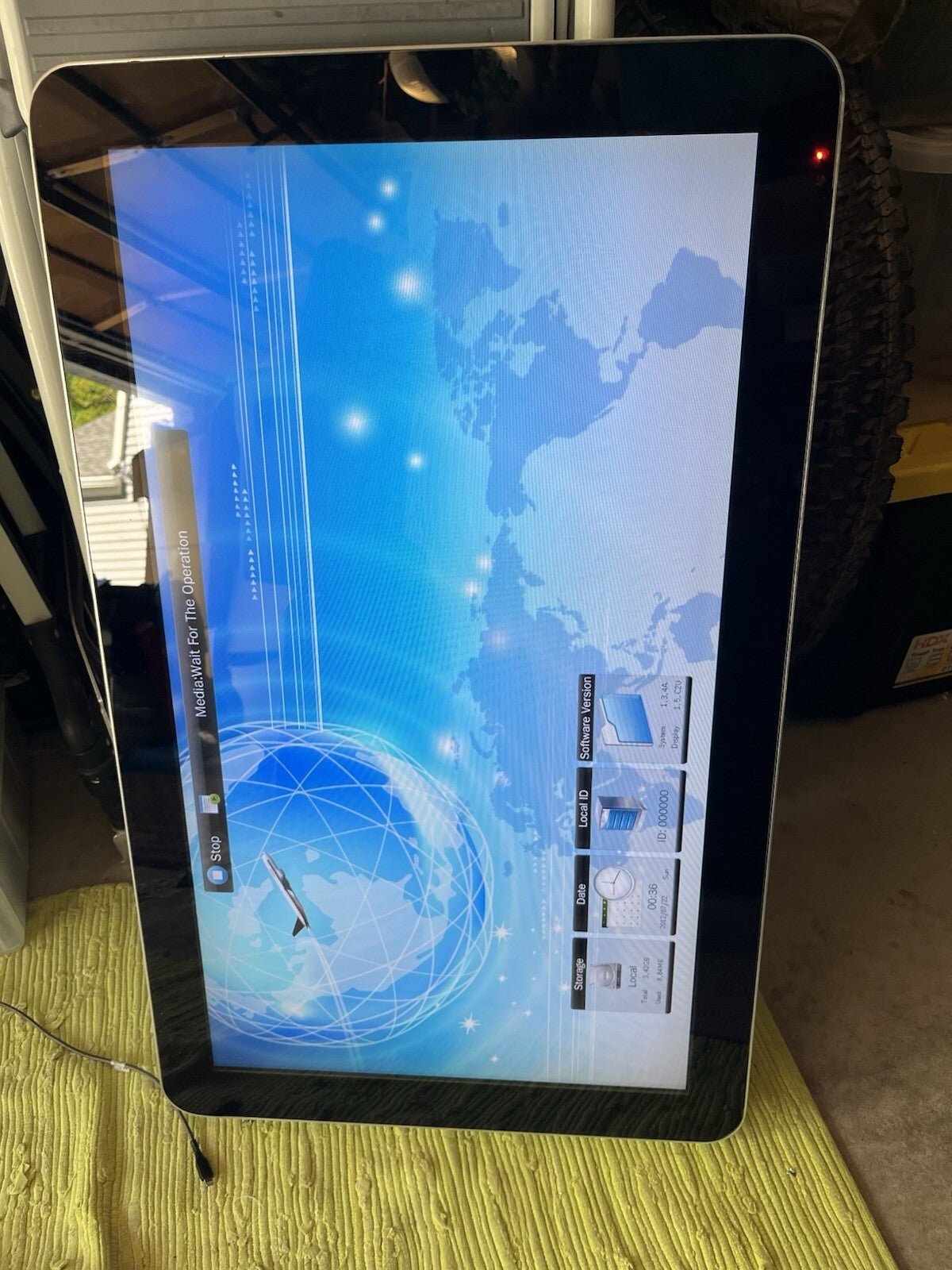 Wall mounted single version LCD advertising player*** No Remote