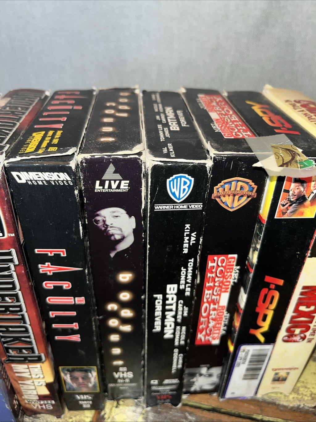 VHS movies Lot . including Batman forever I spy, body count, Star Ship Trooper