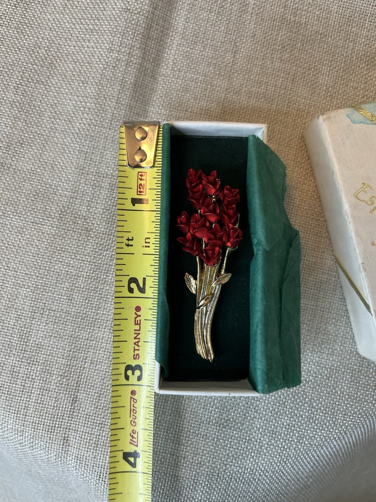 Vintage jewelry beautiful Avon especially for you Roses Brooch. * box Has Stain