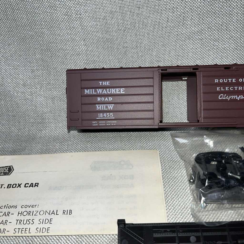 Ho Scale Train Roundhouse 1021 Milwaukee Olympian 40’ Box Car  #18455
