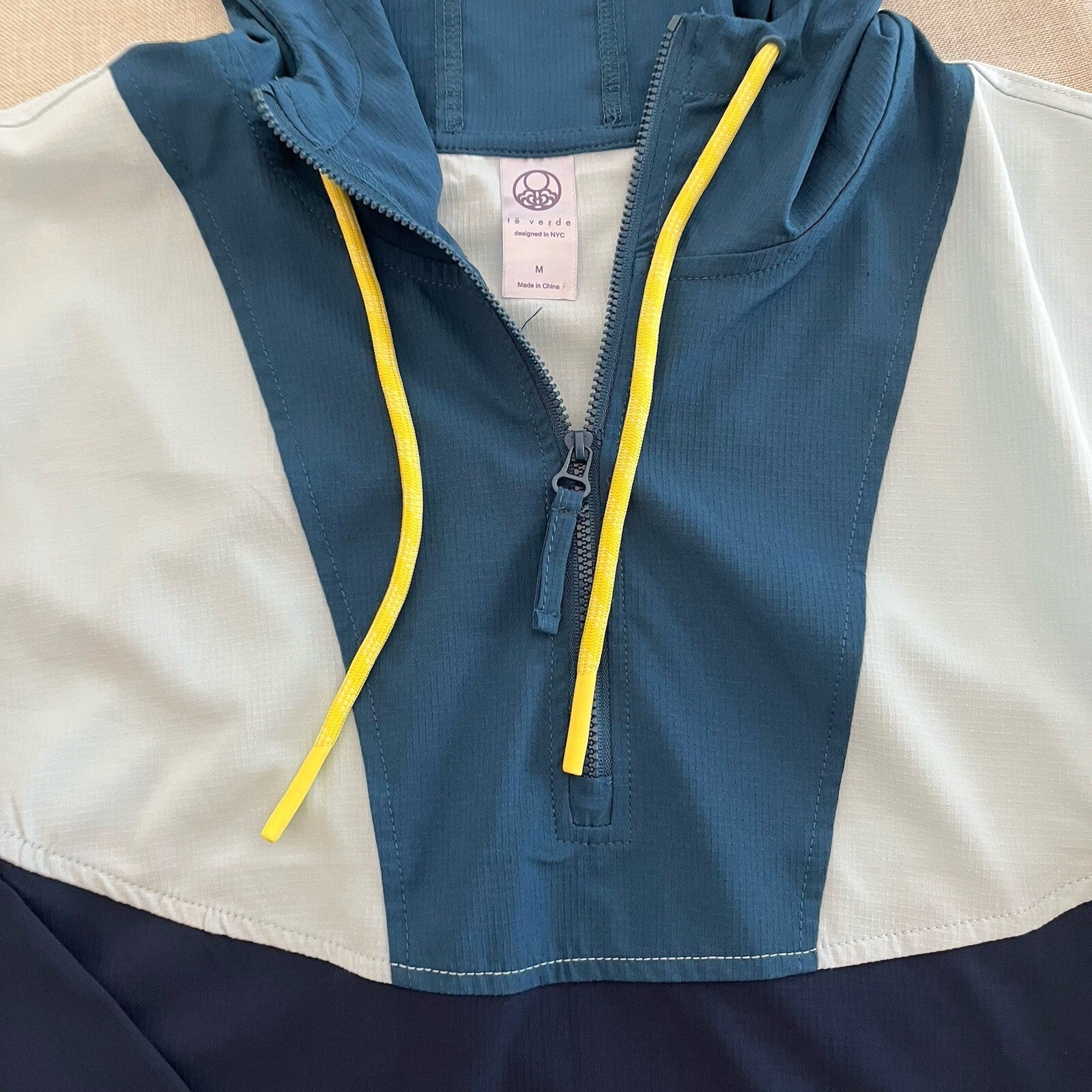 Te Verde Light Weight  Wind Breaker Pull Over  Women’s Size Medium